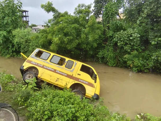 नागपूर : बेसा घोगली मार्गावर पोद्दार इंटर नॅशनल स्कूलची व्हॅन नाल्यात पडली, काही विद्यार्थी जखमी; पावसामुळे या भागातील शाळांना सकाळी सुटी जाहीर