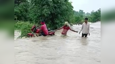 सगळे अडवत असतानाही तरुण बाईकवर शिरला पुराच्या पाण्यात, पुढे काय घडलं; अंगावर शहारे आणणारा VIDEO