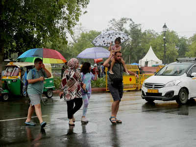 Delhi Weather: दिल्ली में सोमवार को हल्की बारिश या बूंदा-बांदी के आसार