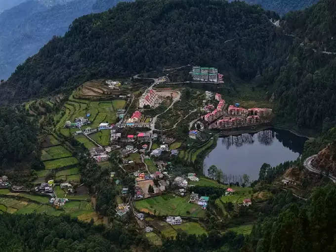 ​এই হ্রদটি তার স্ফটিক স্বচ্ছ জলের জন্য বিখ্যাত