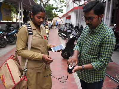 बच्चों का आधार कार्ड बनवाना है या आधार कार्ड को फोन से लिंक करवाना है? डाकिया है ना...