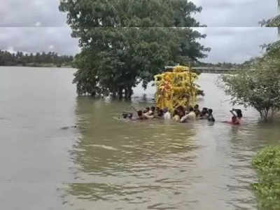 ಶ್ರೀರಂಗಪಟ್ಟಣ | ಉಕ್ಕಿ ಹರಿದ ಕಾವೇರಿ: ಅಂತ್ಯ ಸಂಸ್ಕಾರಕ್ಕೆ ಪ್ರವಾಹದಲ್ಲೇ ಶವ ಹೊತ್ತೊಯ್ದ ಗ್ರಾಮಸ್ಥರು