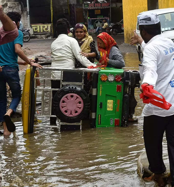 शीतला माता मंदिरासमोर पाणीच पाणी