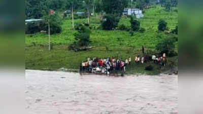 Flood News : श्रावणी सोमवारी महादेवाच्या दर्शनासाठी गेलेल्या दोन भाविकांवर काळाचा घाला