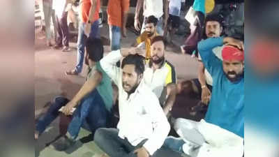 Kanpur News: बजरंग दल का प्रांत विद्यार्थी प्रमुख गिरफ्तार, समर्थकों ने थाने के बाहर पढ़ी हनुमान चालीसा