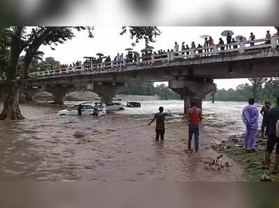 MPમાં SUV સહિત 14 જેટલી કાર નદીમાં તણાઈ, પિકનિક પર આવેલા લોકોના જીવ બચાવી લેવાયા