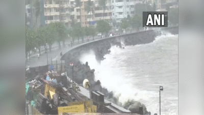 Mumbai rain: ट्रैफिक, लोकल और मेट्रो थमे, महाराष्ट्र के कई जिलों में रेड अलर्ट, मुंबई में बारिश से हाहाकार