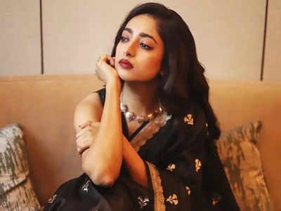 Ishaa Saha: ডিপনেক ব্লাউজের সঙ্গে বেনারসিতে তাক লাগালেন ইশা সাহা! চোখের নেশায় বুঁদ হল নেটপাড়া