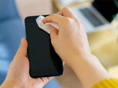 Tips And Trick : स्मार्टफोनला असे स्वच्छ करणे तात्काळ बंद करा, पाहा दुष्परिणाम