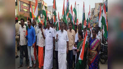 Independence Day: தேசியக்கொடியை கையில் ஏந்திய மாணவர்கள்; தப்பாட்டம், பொய்க்கால் குதிரையோடு ஊர்வலம்!