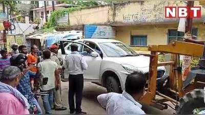 UP News: बुलडोजर से उठा ली कार, चिल्लाता रह गया ड्राइवर, गोरखपुर में फिर दिखी प्राइवेट ठेकेदारों की गुंडई