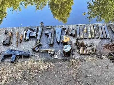 १५ बंदुका, मशीन गन, बॉम्ब अन् बरंच काही! नदीत पाय घसरला अन् हत्यारांचा साठा सापडला