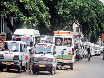 ಸಂಚಾರಿ ಪೊಲೀಸರಿಗೆ Ambulance ಟೆನ್ಶನ್: ಬೆಂಗಳೂರಿನಲ್ಲಿ ಖಾಸಗಿ ಆಂಬ್ಯುಲೆನ್ಸ್‌ಗಳಿಂದ ಪರಿಸ್ಥಿತಿ ದುರ್ಬಳಕೆ!