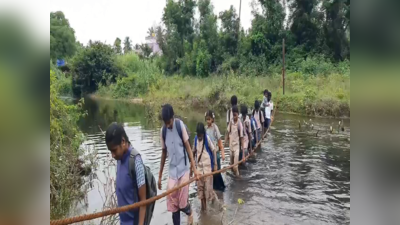 தருமபுரி நாகாவதி ஆற்றின் குறுக்கே பாலம் இன்றி அவதி; கயிறு கட்டி கடக்கும் மக்கள்!