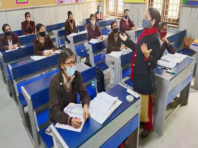 Delhi Schools: दिल्ली में कोविड-19 मामलों में वृद्धि के मद्देनजर स्कूल उठा रहे कई कदम
