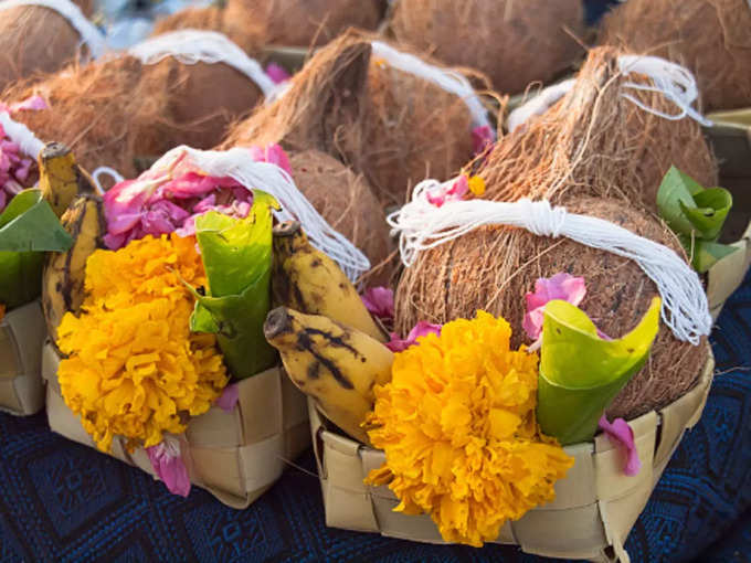 ​पूर्णिमा पर देवी लक्ष्मी को नारियल के लड्डू अर्पित करें