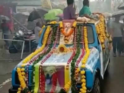 തന്റെ പ്രിയപ്പെട്ട നായക്കുട്ടിക്ക് വേണ്ടി വിലാപയാത്ര നടത്തി വ്യാപാരി; വൈറലായി വീഡിയോ