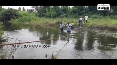 ஆற்றை கடக்க முடியாததால் நாகாவதி ஆற்றின் குறுக்கே பாலம் கட்ட வேண்டும் என பொதுமக்கள் கோரிக்கை!