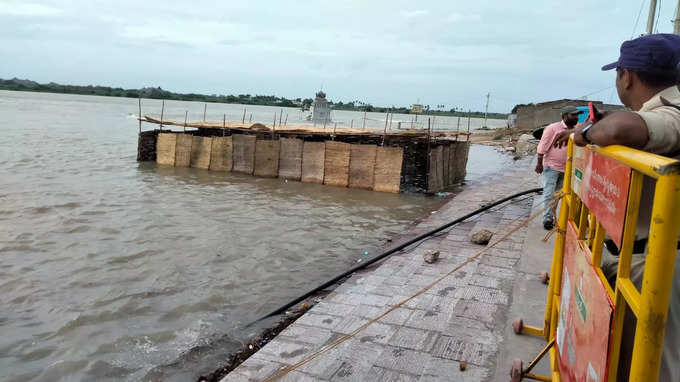 ಮಂತ್ರಾಲಯದಲ್ಲಿ ಉಕ್ಕಿ ಹರಿಯುತ್ತಿದೆ ತುಂಗಭದ್ರಾ