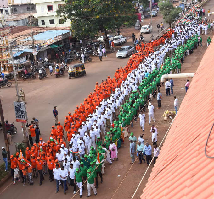 ಸ್ವಾತಂತ್ರ್ಯದ ಅಮೃತ ಮಹೋತ್ಸವ ನಿಮಿತ್ತ ಬೀದರ್ ನಗರದ ಸಿದ್ದಾರೂಢ ಮಠದಿಂದ ಜಿಲ್ಲಾ ಕ್ರೀಡಾಂಗಣದವರೆಗೆ 1 ಕಿ.ಮೀ ಉದ್ದದ ರಾಷ್ಟ್ರಧ್ವಜದೊಂದಿಗೆ ವಾಕಥಾನ್‌ ಆರಂಭವಾಗಿದೆ.