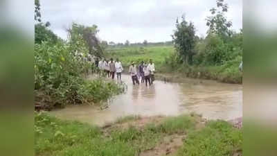 मृत्यूनंतरही वेदना संपल्या नाहीत: नातेवाईकांनी गुडघाभर पाण्यातून काढली अंत्ययात्रा; वडेट्टीवारांच्या जन्मभूमीतील घटना