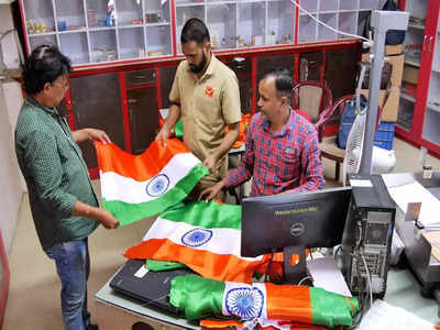 Har Ghar Tiranga: ತಿರಂಗಾ ಬೆಲೆ ಗೊಂದಲ..! ಪೋಸ್ಟ್‌ ಆಫೀಸ್‌ನಲ್ಲಿ ಒಂದು ರೇಟು, ಗ್ರಾ. ಪಂ.ನಲ್ಲಿ ಮತ್ತೊಂದು ದರ..!