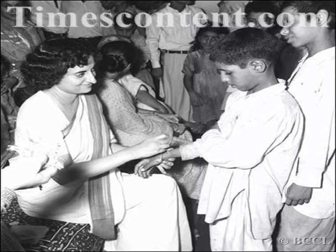 अनाथ बच्चे से राखी बंधवातीं युवा इंदिरा गांधी