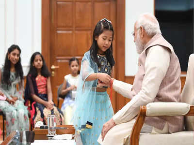 Raksha Bandhan: ರಕ್ಷಾ ಬಂಧನ: ಸಿಬ್ಬಂದಿ ಮಕ್ಕಳಿಂದ ರಾಖಿ ಕಟ್ಟಿಸಿಕೊಂಡ ಪ್ರಧಾನಿ ಮೋದಿ