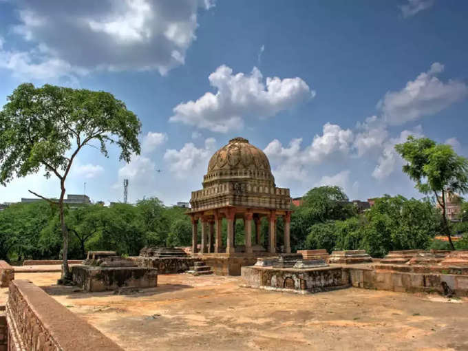 महरौली पुरातत्व पार्क दिल्ली में - Mehrauli Archaeological Park