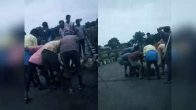 Chhattisgarh: गाय की बेरहमी से पिटाई, फिर मुंह में बोरी बांधकर नदी में फेंक दिया, वीडियो वायरल होने पर बवाल