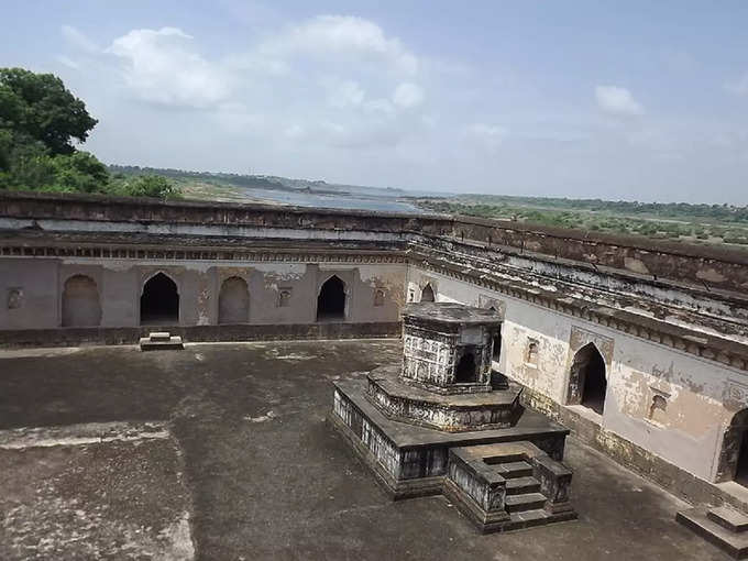 मस्‍तानी का समाधि स्‍थल - Mastani Samadhi Sthal