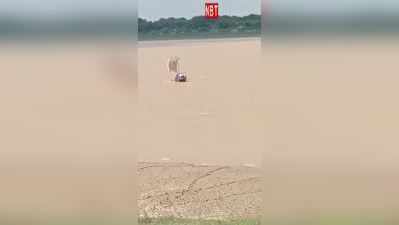 तेज लहरों में हिचकोले खाती पतवार वाली नाव, यमुना में डूबने से पहले मच गई चीख पुकार, देखिए वीडियो