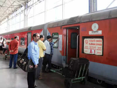 Train Travel: ज्यादा भाड़ा लगने के बावजूद कुछ लोग फ्लाइट के बदले ट्रेन के फर्स्ट एसी में क्यों सफर पसंद करते हैं?