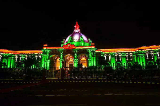 ಉತ್ತರ ಪ್ರದೇಶದ ವಿಧಾನಸಭೆ ತ್ರಿವರ್ಣ ರಂಗಿನಲ್ಲಿ ಕಂಡ ಬಗೆ