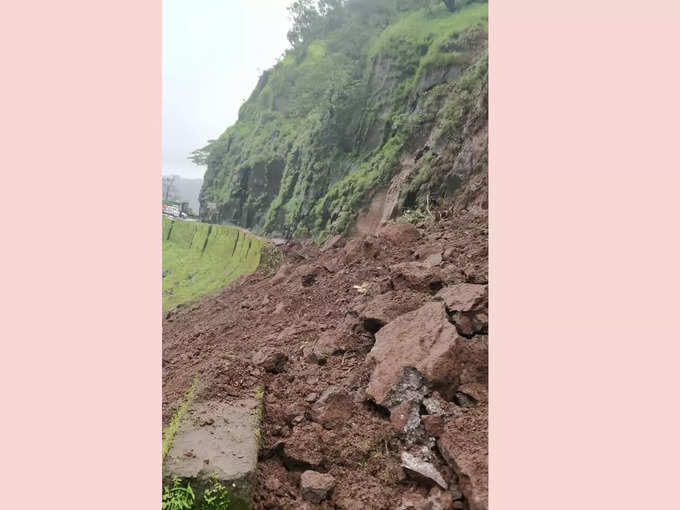 कोल्हापूर : भुईबावडा घाटामध्ये दरड कोसळून रस्त्यावरील वाहतूक ठप्प, गगनबावडा चौक येथे बॅरिकेड्स लावून  वाहतुकीसाठी घाट बंद