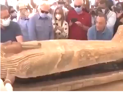 VIDEO : पहिल्यांदाच सगळ्यांसमोर उघडली २५०० वर्ष जुनी शवपेटी, काय होतं आतमध्ये, पाहा लाईव्ह व्हिडिओ