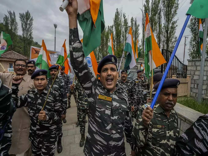 श्रीनगर में अर्धसैनिक बलों ने निकाला मार्च