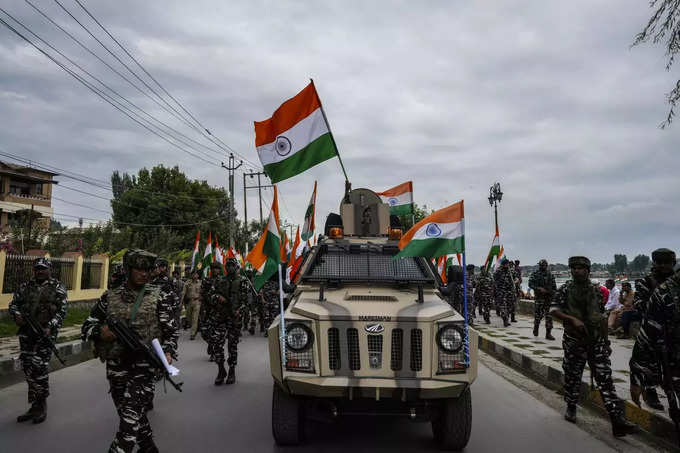 स्वतंत्रता दिवस से पहले श्रीनगर की सड़कों पर मार्च