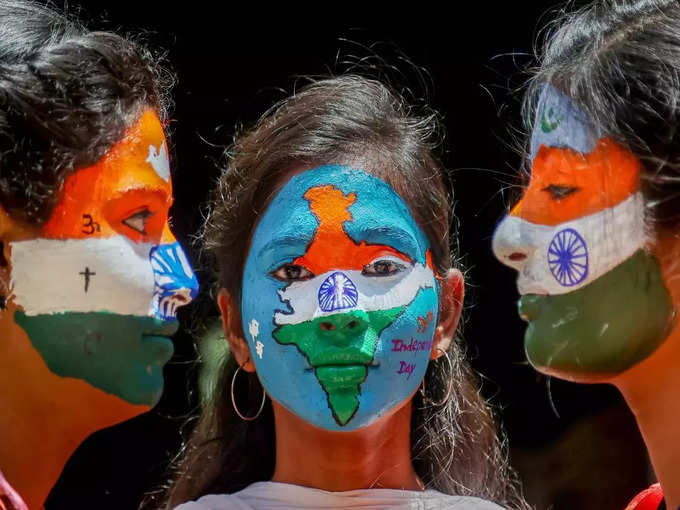 चेहरे पर बनाया तिरंगा और भारत का नक्शा