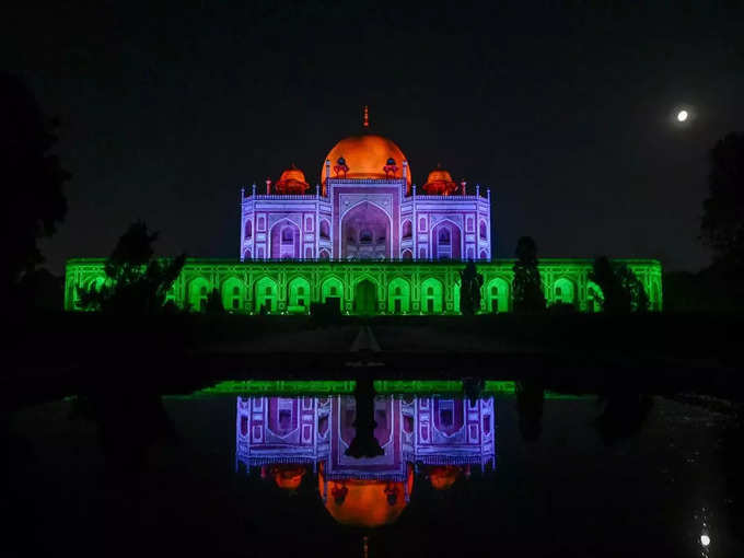 तिरंगे की रोशनी में जगमगाया हुमायूं का मकबरा