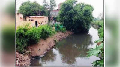 ड्रेन के साथ बने सैकड़ों मकानों की सुरक्षा के लिए कोई प्लान नहीं, बाउंड्री वॉल न होने से बच्चों के लिए खतरा