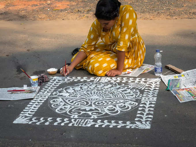 ಮನೆ ಮುಂದೆ ರಂಗೋಲಿ