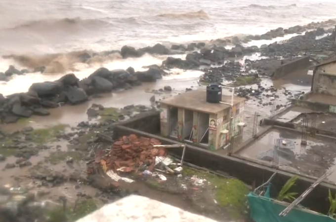 high tides in valsad sea 1