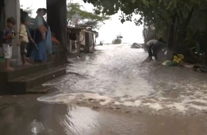 high tides in valsad sea 3