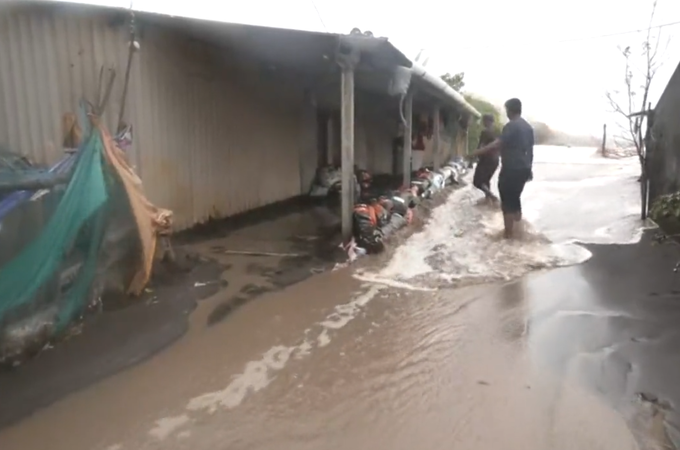 high tides in valsad sea 4