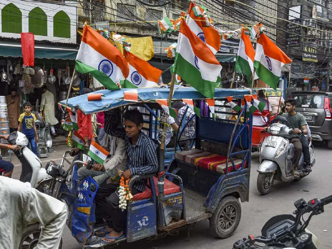 हर घर तिरंगा अभियान के तहत दिल्ली में ई रिक्श पर लोग तिरंगा झंडा लगाए हुए देखे गए