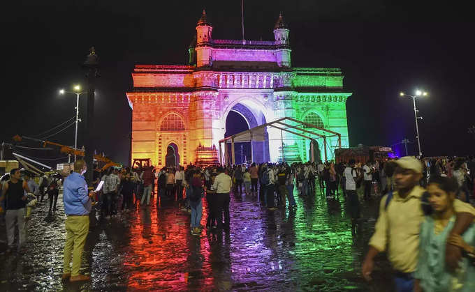 गेटवे ऑफ इंडिया के सामने पर्यटकों का जमावड़ा