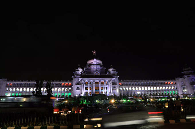 ಕಡುಗತ್ತಲಲ್ಲಿ ಪ್ರಕಾಶಿಸುತ್ತಿರುವ ವಿಧಾನಸೌಧ