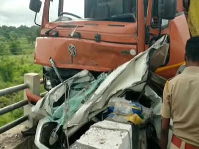 महाराष्‍ट्र के बीड में ट्रक और टेंपो के बीच भयंकर टक्‍कर, मौके पर ही 6 लोगों की मौत