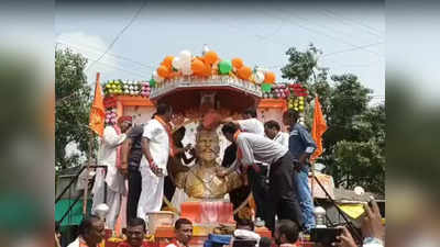 गद्दारांचा स्पर्श नको..., गुलाबराव पाटील जाताच शिवसैनिक आक्रमक; पुतळ्यांचे शुद्धीकरण